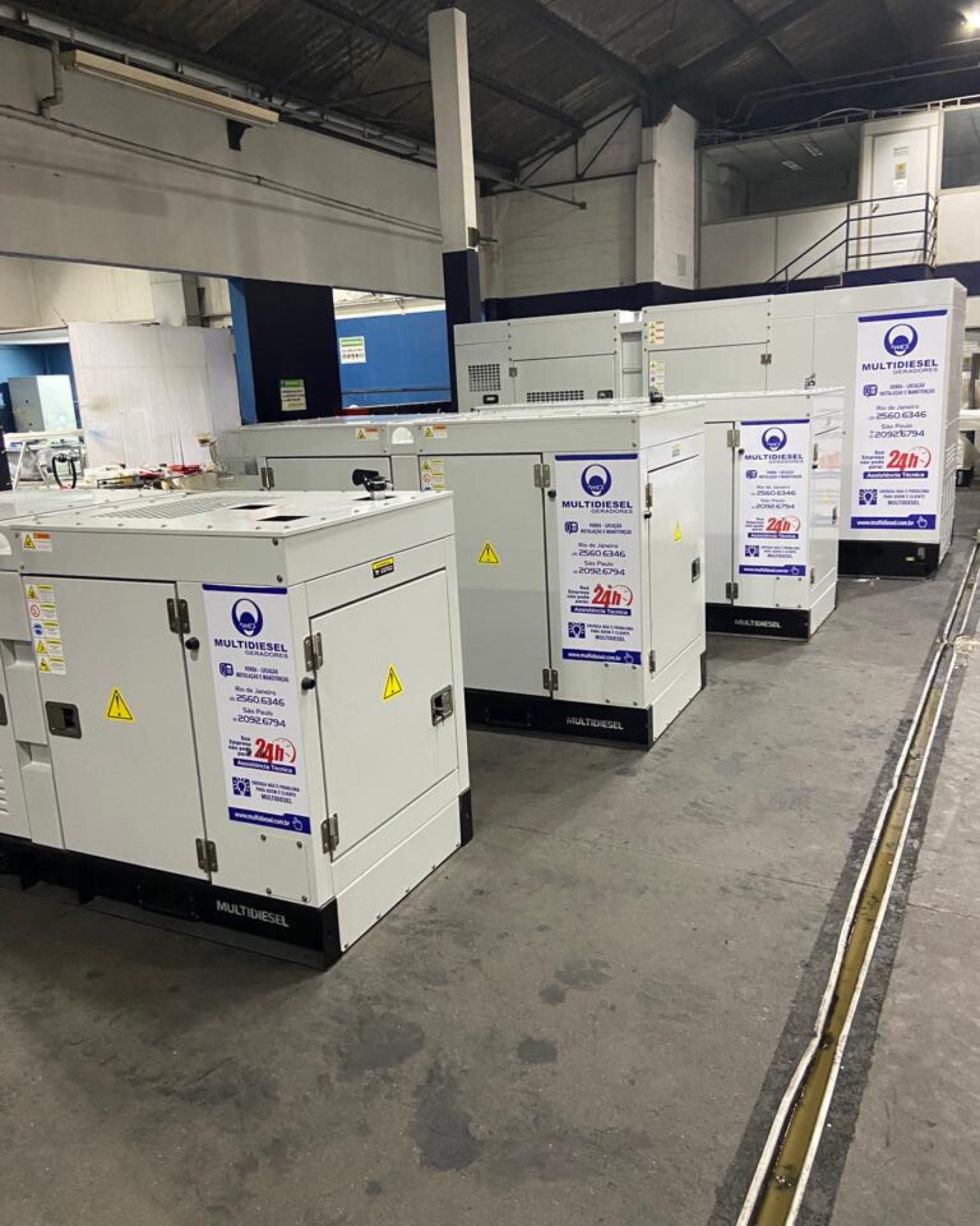 Linha de geradores a diesel Multidiesel no armazém