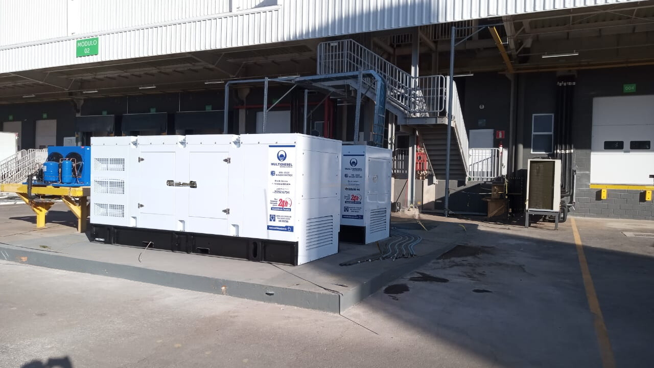 Linha de geradores a diesel Multidiesel no armazém